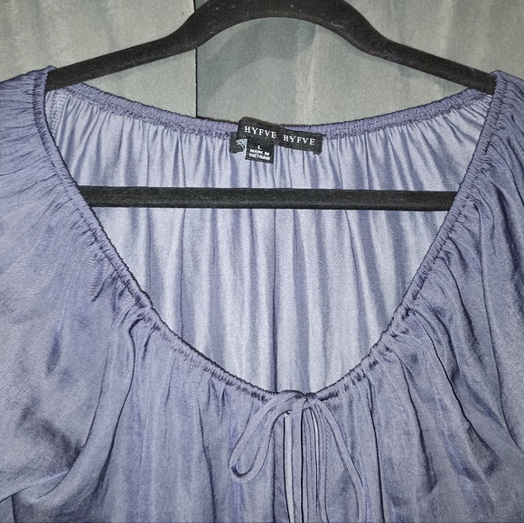 Women's Blouse - Picture 2 of 6